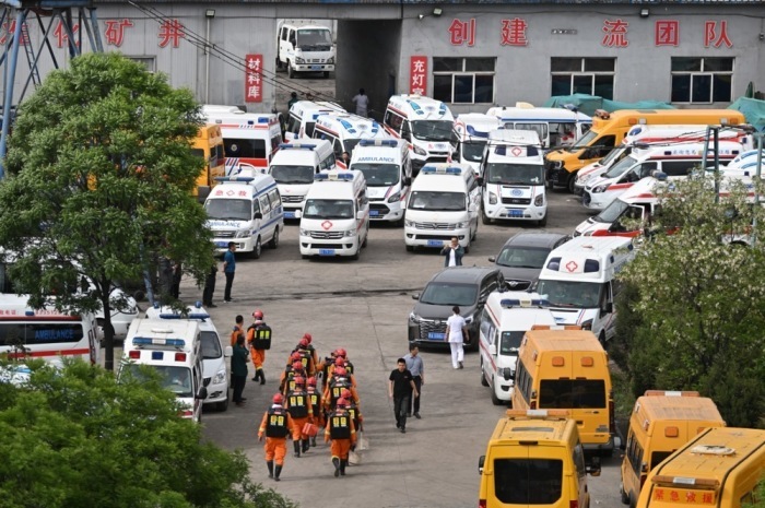 Rettungskräfte suchen nach Vermissten nach einer schweren Gasexplosion in einem Kohlebergwerk in Chinas Provinz Shanxi. Foto: epa/Cnsphoto