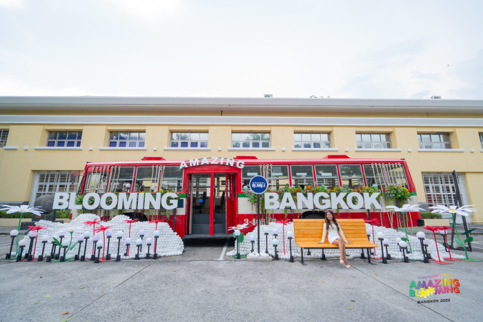 Ein alter Linienbus wurde in ein begehbares Kunstwerk umgewandelt. Foto: Amazing Blooming Bangkok 2022