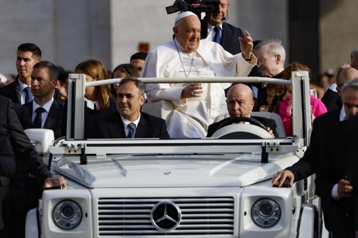 Bei der wöchentlichen Generalaudienz auf dem Petersplatz winkt Papst Franziskus den Gläubigen zu. Foto: epa/Fabio Frustaci