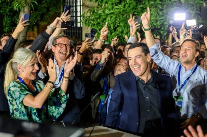 Juanma Moreno spricht in Sevilla auf einer Pressekonferenz nach der Regionalwahl in Andalusien über das Ergebnis der PP. Foto: epa/Raul Caro