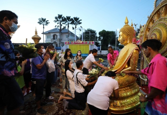 Ok Phansa markiert das Ende der buddhistischen Fastenzeit, die sich über drei Mondmonate erstreckt und eine Zeit der spirituellen Erneuerung ist. Foto: epa-efe/Narong Sangnak