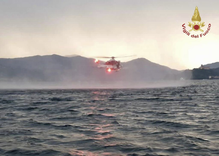 Dieses von der italienischen Feuerwehr veröffentlichten Bild zeigt einen Hubschrauber bei der Suche nach Vermissten, nachdem ein Touristen-Boot in einem Sturm auf dem italienischen Lago Maggiore gekente... Foto: Uncredited/Vigili Del Fuoco/ap/dpa