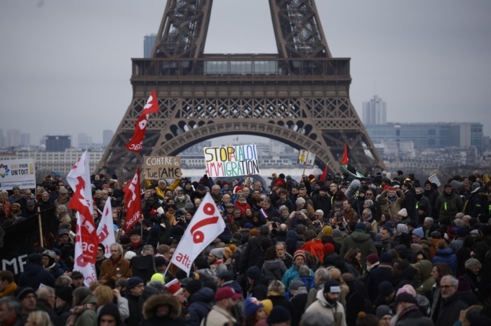 Demonstration von Kollektiven von Einwanderern ohne Papiere in Paris. Foto: epa/Yoan Valat