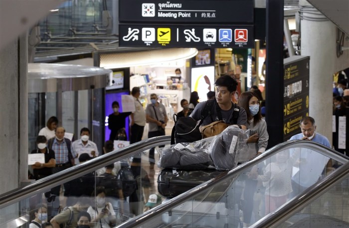 Reisende auf dem internationalen Flughafen Suvarnebhumi in Bangkok. Foto: epa/Narong Sangnak