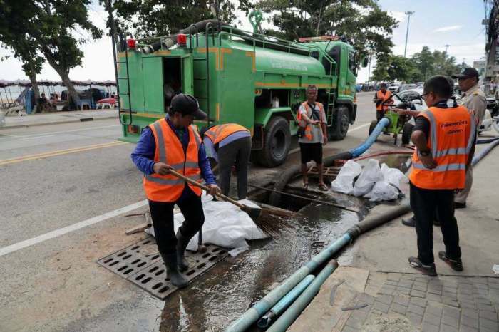 Mitarbeiter der Stadt entfernen Schlamm und Sedimente aus einem Entwässerungsschacht. Bild: PR Pattaya