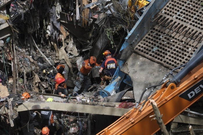 Rettungskräfte suchen auf einer eingestürzten Mülldeponie in Cebu City weiter nach Vermissten nach dem tödlichen Unglück. Foto: epa/Juanito Espinosa