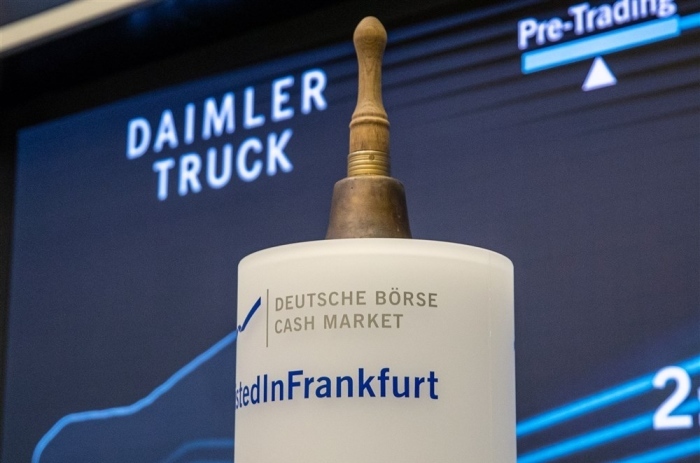 Der Börsengang von Daimler Trucks an der Frankfurter Wertpapierbörse. Foto: epa/Constantin Zinn
