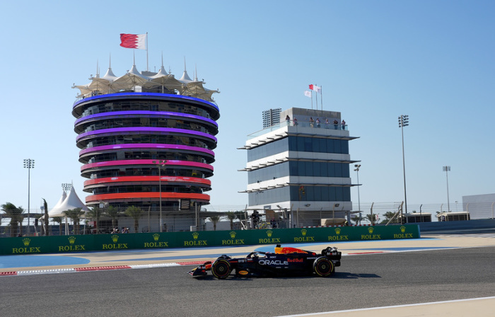 Formel-1-Weltmeisterschaft, Grand Prix von Bahrain, 1. Freies Training. Max Verstappen aus den Niederlanden vom Team Oracle Red Bull ist auf der Strecke unterwegs. Foto: Hasan Bratic/dpa