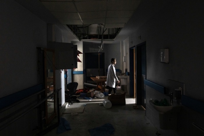 Ein palästinensischer Arzt begutachtet Schäden im Nasser-Krankenhaus in Khan Younis nach dem Abzug israelischer Truppen. Foto: EPA/Haitham Imad