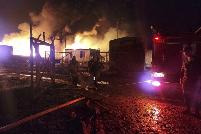 Die Explosion eines Benzinlagers in der Nähe von Stepanakert, Berg-Karabach. Foto: epa/Artsakh