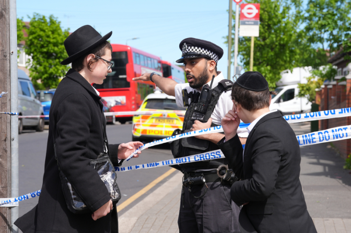 Polizei sichert Tatort im Londoner Stadtteil Golders Green nach Messerangriff. Zwei Menschen wurden verletzt Hintergründe unklar. Foto: Lucy North/dpa