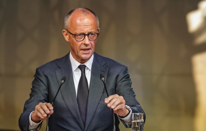 Bundeskanzler Friedrich Merz spricht bei der Gedenkfeier zum fünften Jahrestag der verheerenden Flutkatastrophe im Ahrtal in Ahrweiler. Foto: Friedemann Vogel/epa