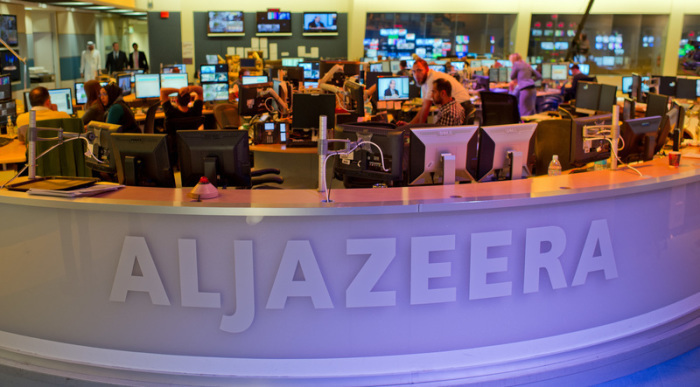 Journalisten arbeiten am 05.06.2012 in Doha, der Hauptstadt von Katar, in einem Newsroom des arabischen Nachrichtensenders Al-Dschasira. Foto: Tim Brakemeier/dpa
