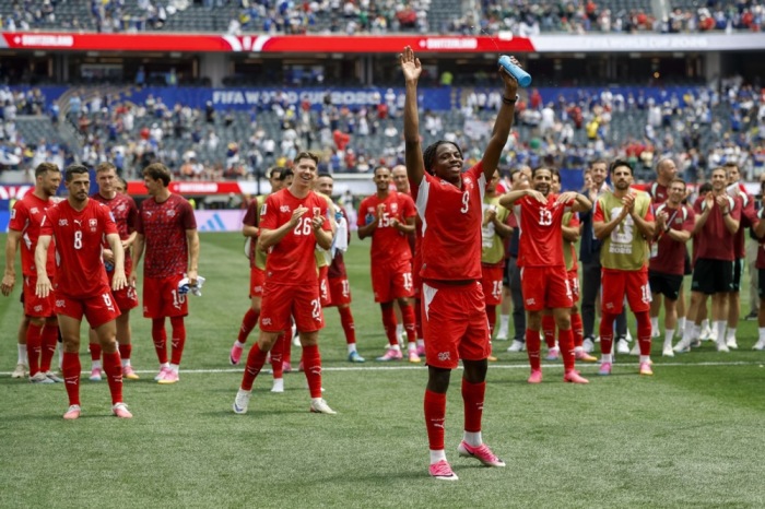 Schweizer Spieler feiern mit den Fans nach dem Sieg im WM-Gruppenspiel gegen Bosnien und Herzegowina in Los Angeles. Foto: epa/Peter Klaunzer