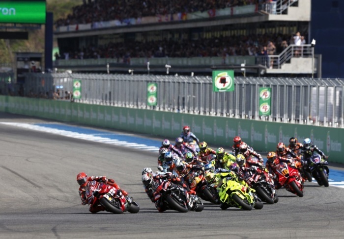 Marc Márquez und Marco Bezzecchi liefern sich ein Duell im Sprint beim MotoGP-Grand-Prix von Thailand auf dem Chang International Circuit in Buriram. Foto: EPA/Rungroj Yongrit
