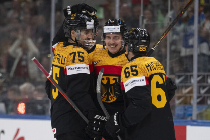 Deutschlands Leon Gawanke jubelt bei der Eishockey-WM in Zürich mit Teamkollegen nach einem Treffer gegen Ungarn. Foto: KEYSTONE/Claudio Thoma/dpa