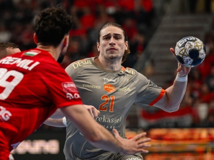 Juri Knorr setzt sich im Champions-League-Spiel gegen die Abwehr von Veszprem durch und kommt frei zum Wurf im Duell gegen Aalborg. Foto: epa/Tamas Vasvari