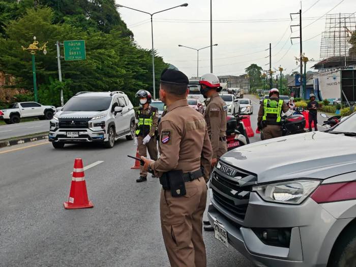 Die Polizei in Phang-nga reagiert auf die Sprengstoff-Funde der vergangenen Tage in den Nachbarprovinzen Phuket und Krabi mit verstärkten Sicherheitskontrollen und Checkpoints auf den wichtigsten Straßen. Foto: Newshawk Phuket