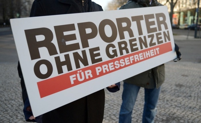 Teilnehmer des Protestes der Organisation 'Reporter ohne Grenzen'. Foto: epa/Britta Pedersen