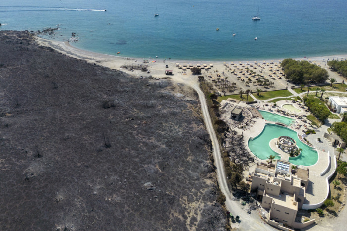 Im Ort Kiotari ist das Feuer in den vergangenen Tagen bis an die Hotels am Strand vorgedrungen. Foto: Christoph Reichwein/dpa