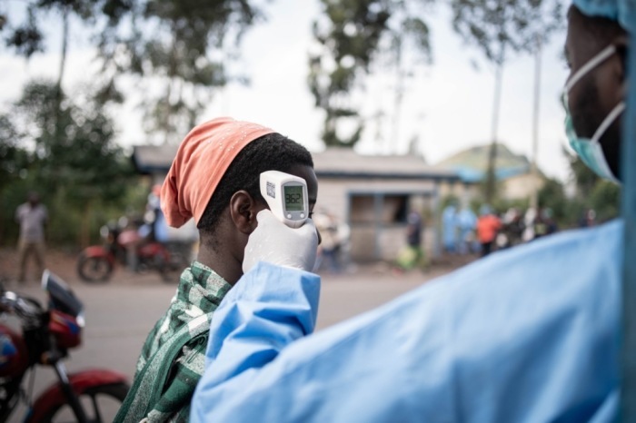 Gesundheitshelfer kontrolliert nahe Goma die Temperatur von Bewohnern als Schutzmaßnahme gegen die Ausbreitung von Ebola. Foto: EPA/Marie Jeanne Munyerenkana