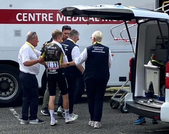 Tour de France, Champagnole - Plateau de Solaison (183,90 km), 15. Etappe. Jonas Vingegaard (2.v.l) steigt nach seinem Sturz in ein Röntgen-Mobil ein. Foto: Stefan Tabeling/dpa
