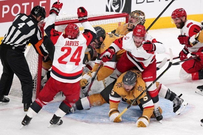 Andrei Swetschnikow von den Carolina Hurricanes feiert im Stanley-Cup-Finale sein Tor gegen die Vegas Golden Knights mit seinen Teamkollegen. Foto: AP/dpa/candice Ward