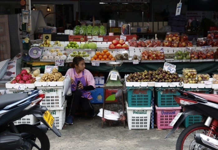 Mit dem neuen Zuschussprogramm unterstützt die Regierung mehr als 39 Millionen Anspruchsberechtigte beim Einkauf von Waren des täglichen Bedarfs. Foto: epa/Narong Sangnak