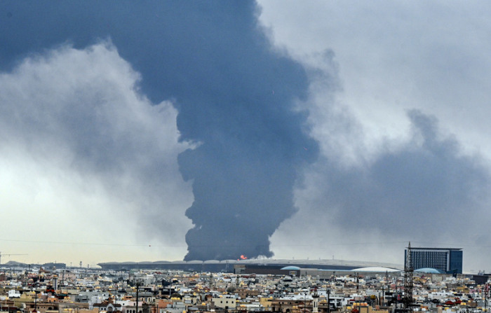 Rauchschwaden nach einem Angriff auf ein Treibstoffdepot am Kuwait International Airport. Foto: XinHua/dpa