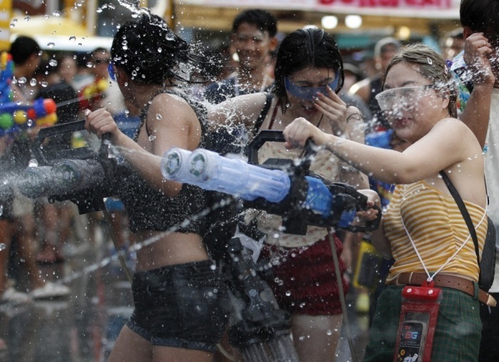 Während der Songkran-Feierlichkeiten gelten klare Verhaltensregeln, um Sicherheit, Rücksichtnahme und einen reibungslosen Ablauf im öffentlichen Raum zu gewährleisten. Foto: epa/Rungroj Yongrit