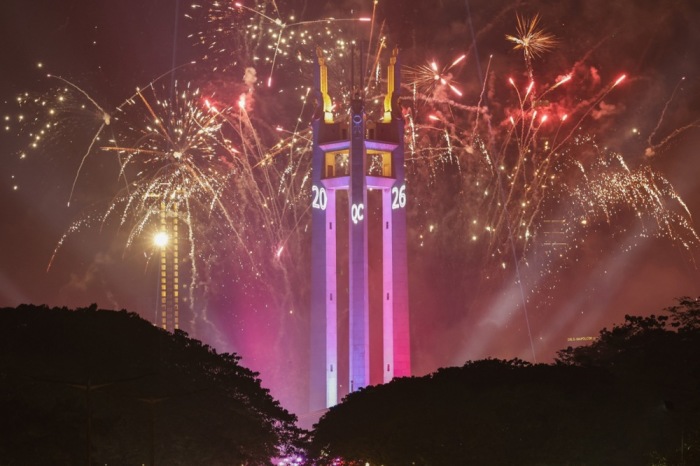 Feuerwerk erhellt den Himmel über dem Quezon Memorial Circle in Quezon City zum Jahreswechsel. Foto: epa/Rolex Dela Pena