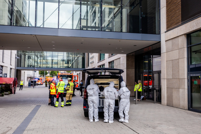 Beamte der Spurensicherung stehen nach einem Angriff mit einem Schwerverletzten vor einem Einkaufszentrum in der Stuttgarter Innenstadt. Foto: Christoph Schmidt/dpa
