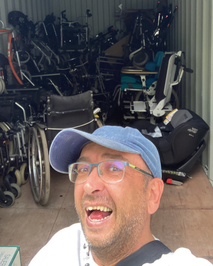 Stefan Rimmele, 42, ist der Initiator des Projekts „Rollende Hoffnung“. Der Allgäuer sitzt selbst im Rollstuhl und sammelt Rollis und Gehilfen für Bedürftige auf Phuket. Fotos: Rimmele