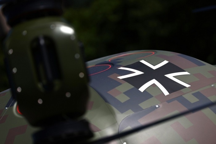 Das Logo der Bundeswehr ist auf einer Rettungsdrohne im Innovationslabor des Wehrwissenschaftlichen Instituts für Werk- und Betriebsstoffe in Erding zu sehen. Foto: epa/Anna Szilagyi