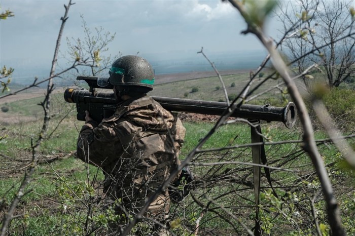 Ein Angehöriger der Flugabwehrraketendivision der 57. Brigade der ukrainischen Armee in Stellung außerhalb von Bakhmut. Foto: epa/Maria Senovilla