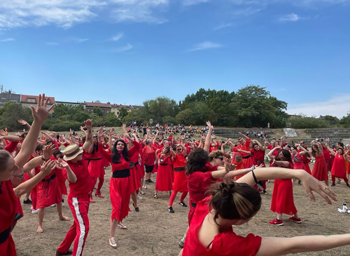 Teilnhemer, die wie Sängerin Kate Bush im Musikvideo «Wuthering Heights» in Rot gekleidet sind, tanzen beim Flashmob «The Most Wuthering Heights Day Ever» im Görlitzer Park. Foto: Tanja Hellmig/dpa