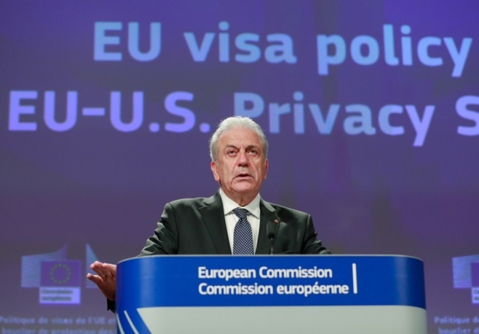Dimitris Avramopoulos spricht bei einer Pressekonferenz der EU-Kommission in Brüssel zur europäischen Visapolitik. Foto: EPA/Stephanie Lecocq