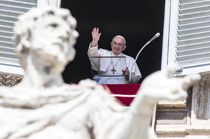 Papst Franziskus beim Angelus, dem traditionellen Sonntagsgebet, auf dem Petersplatz in der Vatikanstadt. Foto: epa/Angelo Carconi