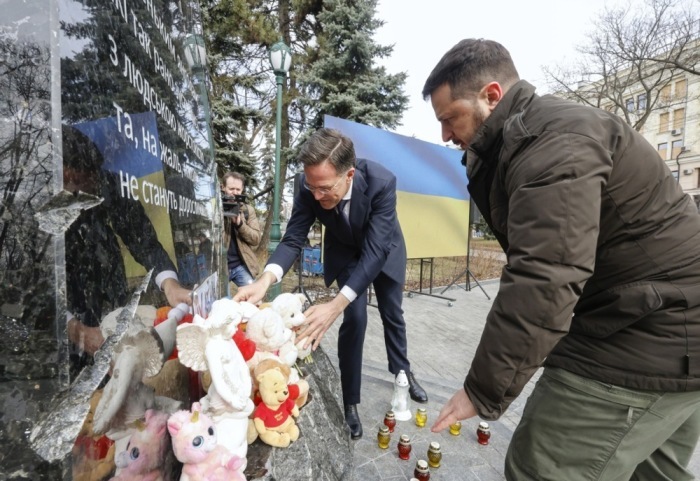 Ministerpräsident Mark Rutte (L) und der ukrainische Präsident Volodymyr Zelensky (R) legen Blumen und Spielzeug an einem Denkmal nieder. Foto: epa/Sergey Kozlov