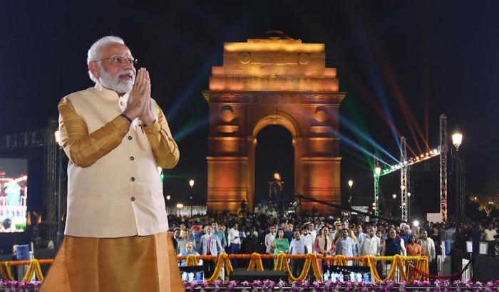 Der indische Premierminister Narendra Modi begrüßt die Menschen in Neu Delhi. Foto: epa/Indien Presse-informations-bÜro