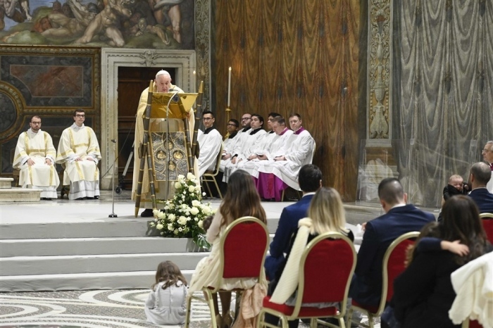 Papst Franziskus bei der Taufe in der Sixtinischen Kapelle in der Vatikanstadt. Foto: epa/Vatican Media Handout