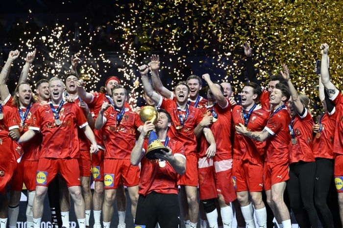 Dänische Spieler feiern mit der Trophäe nach dem Sieg im Endspiel der IHF-Handball-Weltmeisterschaft der Männer zwischen Dänemark und Frankreich in Stockholm. Foto: epa/Jessica Gow Schweden Aus