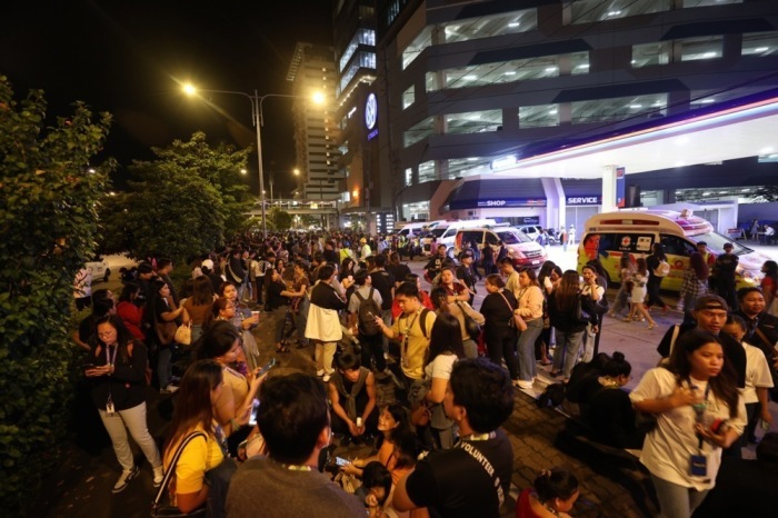 Arbeiter verlassen nach einem Erdbeben ihre Büros in Iloilo City auf den Philippinen. Die Erschütterung erreichte eine Stärke von 6,9. Foto: epa/Arnold Almacen