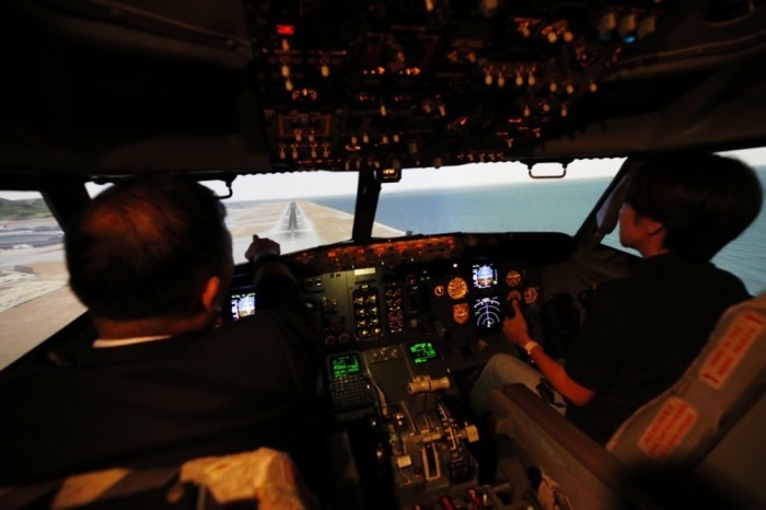 Ein Pilot absolviert ein Training im Flugsimulator. Die hohen Ausbildungskosten stehen im Mittelpunkt der aktuellen Debatte um das Pay-to-Fly-Modell. Foto: epa/Rungroj Yongrit