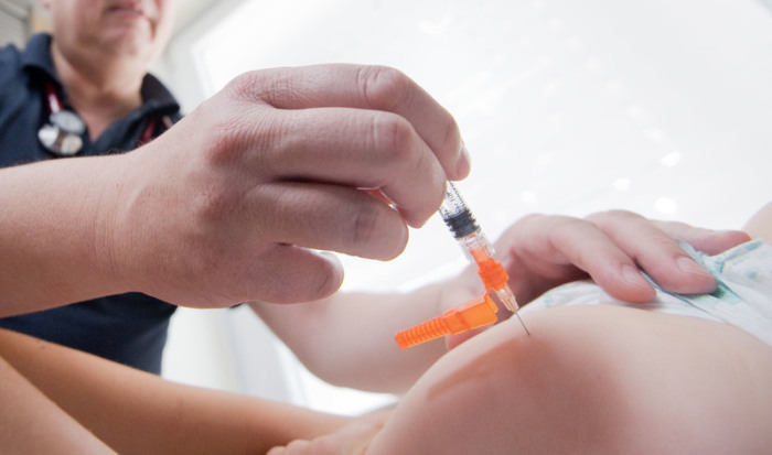 Ein Kinderarzt impft ein einjähriges Kind in den Oberschenkel gegen Masern. Ab dem 1. März gilt in Deutschland eine Impfpflicht gegen Masern. Foto: Julian Stratenschulte/dpa