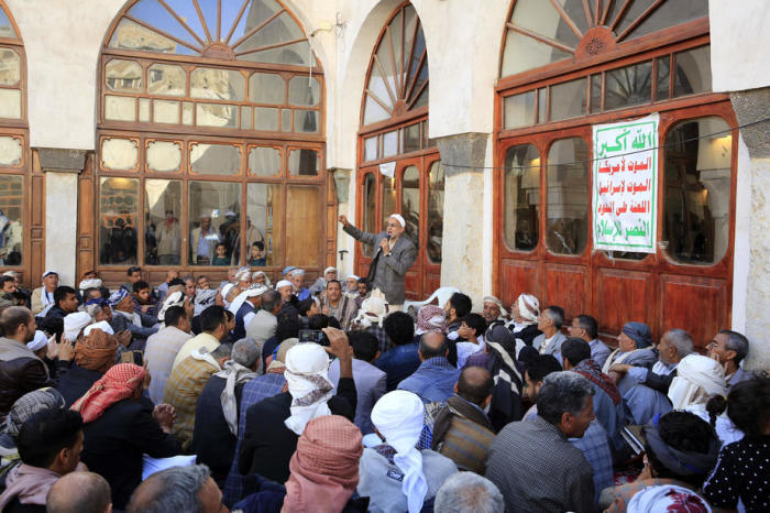 In einer Moschee in der Altstadt von Sana'a nehmen Menschen während des heiligen Monats Ramadan an einem religiösen Vortrag teil. Foto: epa/Yahya Arhab