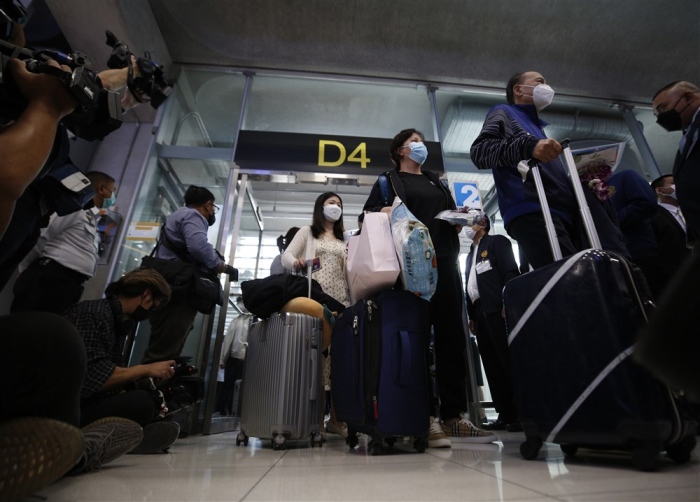Chinesische Touristen im internationalen Flughafen Suvarnabhumi in Bangkok. Foto: epa/Narong Sangnak