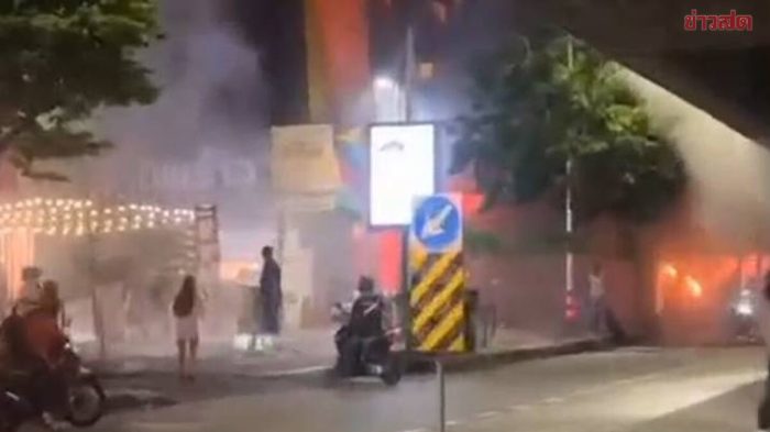 Rettungskräfte der Feuerwehr bekämpfen den folgenschweren Grossbrand im Bangkoker Bierlokal Rong Beer Na Ladprao. Foto: Khaosod