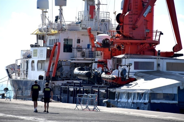 Das von einer NRO betriebene Schiff Humanity 1 liegt im Hafen von Catania auf der Insel Sizilien. Foto: epa/Orietta Scardino