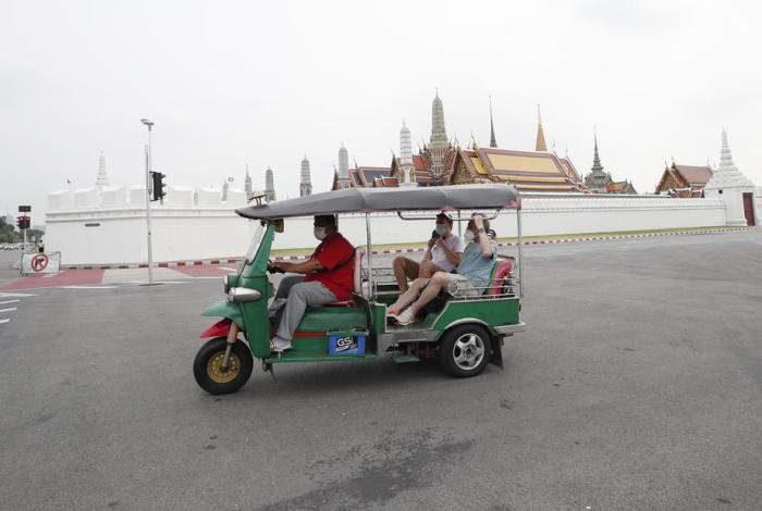 Ausländische Touristen an Bord eines Tuk-Tuk in Bangkok. Foto: epa/Rungroj Yongrit